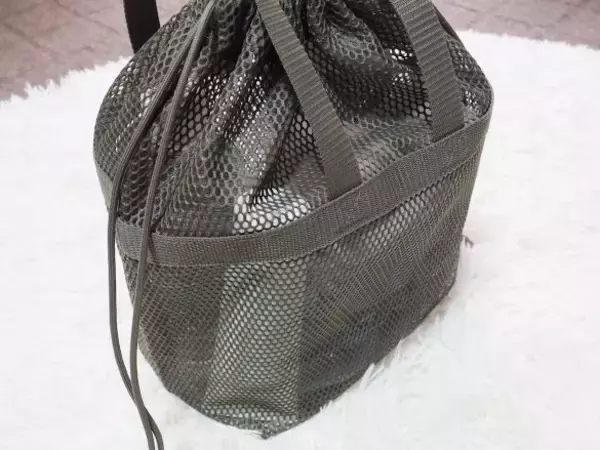 ホテルやジムでの「持ち運び問題」が解消！無印良品の隠れた名品、メッシュ巾着が優秀すぎる