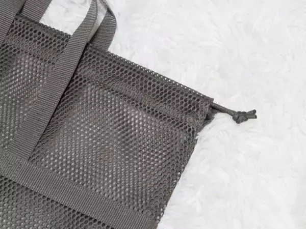 「ホテルやジムでの「持ち運び問題」が解消！無印良品の隠れた名品、メッシュ巾着が優秀すぎる」の画像