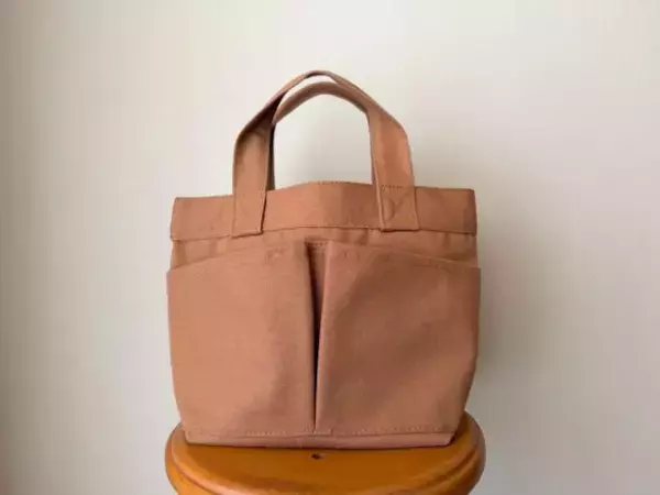 無印良品“1000円ちょいのミニトート”が優秀すぎた！ 中も外も工夫たっぷりで「気づけば毎日使ってる」