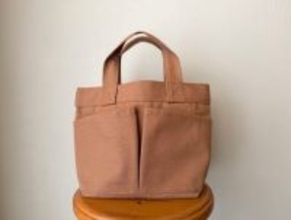 無印良品“1000円ちょいのミニトート”が優秀すぎた！ 中も外も工夫たっぷりで「気づけば毎日使ってる」