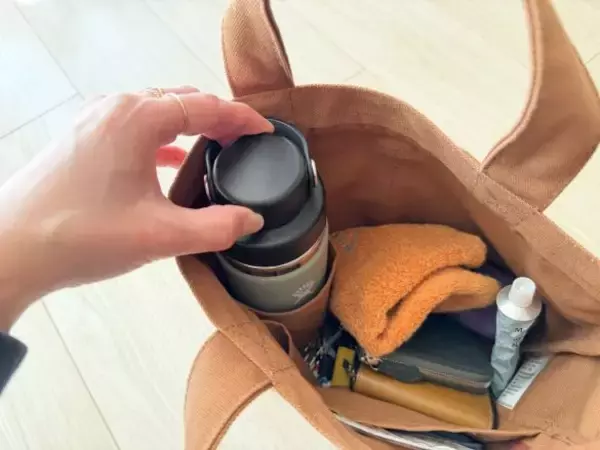 「無印良品“1000円ちょいのミニトート”が優秀すぎた！ 中も外も工夫たっぷりで「気づけば毎日使ってる」」の画像