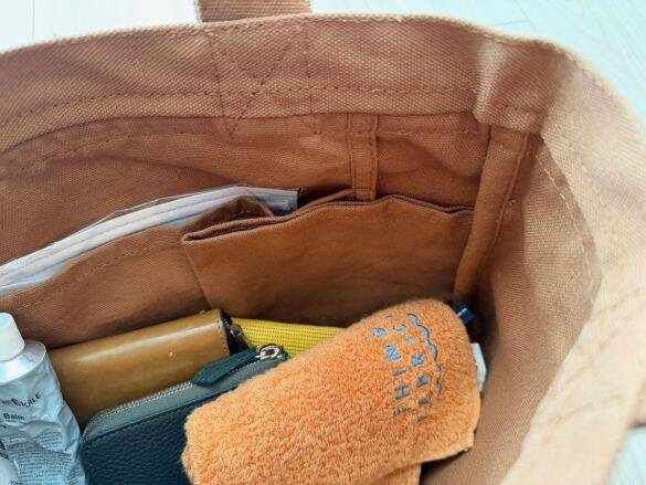 無印良品“1000円ちょいのミニトート”が優秀すぎた！ 中も外も工夫たっぷりで「気づけば毎日使ってる」
