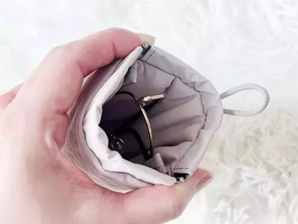 「バッグの中の小物、今すぐ使いたいのに出ないイライラ……無印の「990円ポーチ」が秒で解決してくれた！」の画像