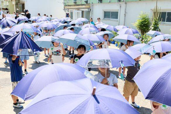 「日傘をさす小学生」が急増中？酷暑から我が子を守る新たな選択肢。教師や親のリアルな声は