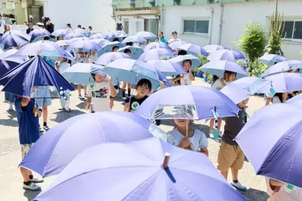 「「日傘をさす小学生」が急増中？酷暑から我が子を守る新たな選択肢。教師や親のリアルな声は」の画像