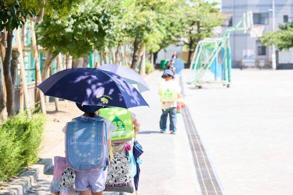 「日傘をさす小学生」が急増中？酷暑から我が子を守る新たな選択肢。教師や親のリアルな声は