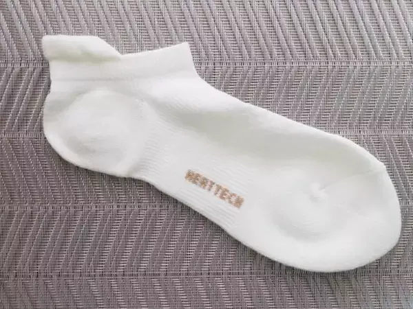 「ユニクロ「ヒートテック靴下」4種を履き比べした結果！SNSで大バズり中のアイテムも」の画像