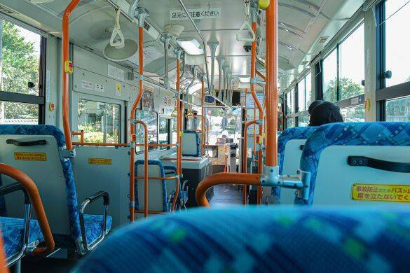 バスで怒鳴る高齢男性に…小学生が“あるモノ”を渡したらピタッと静まった。乗客が「笑いそうになった」ワケ