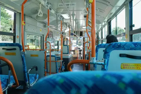 「運転手、遅ぇぞ！」バスで怒鳴る迷惑客に、女性が“京都弁でひと言”。次の瞬間、笑いが広がった