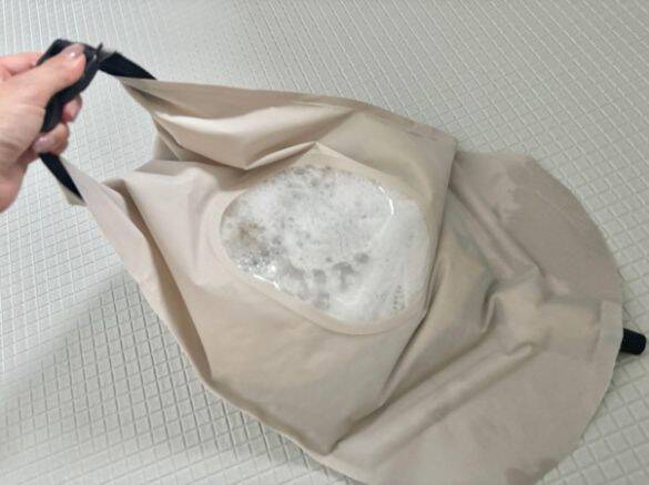 ケチャップ汚れが1分で落ちた！ ダイソーの「洗濯グッズ2つ」で“ちょい洗い”が想像以上にラクに
