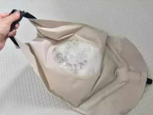 「ケチャップ汚れが1分で落ちた！ ダイソーの「洗濯グッズ2つ」で“ちょい洗い”が想像以上にラクに」の画像