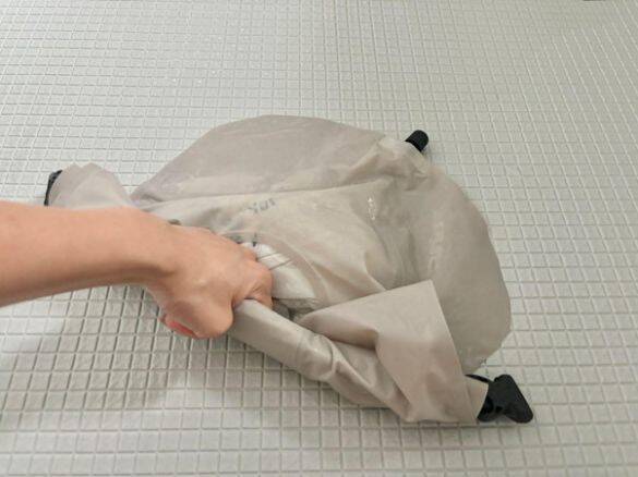 ケチャップ汚れが1分で落ちた！ ダイソーの「洗濯グッズ2つ」で“ちょい洗い”が想像以上にラクに