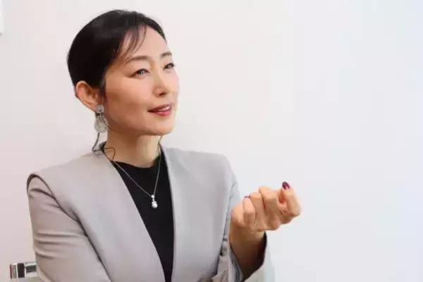 「鍼治療、マッサージ…女優・木村多江の“老化との付き合い方”とは「抗っているわけではなく…」」の画像