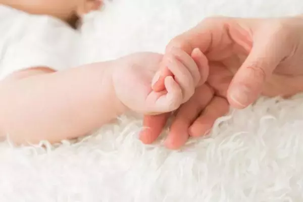 「43歳男性の“失礼すぎる質問”に、凍りついた38歳婚活女性。“子どもプレッシャー”の現実と、小さな変化とは」の画像