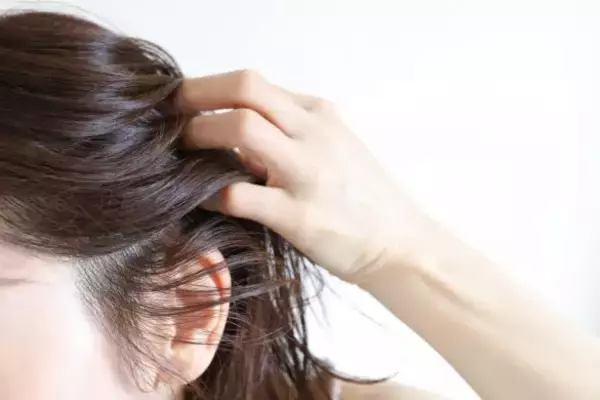 おでこに張り付く前髪、テカテカ顔…「夏のベタつき悩み」を一気に解決！ 1枚10円の”お助けアイテム”が手放せない