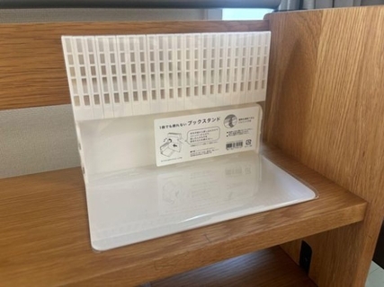「考えた人、天才！」ニトリの“ブックスタンド”が凄すぎた。1冊から使えて本棚のストレス解消！