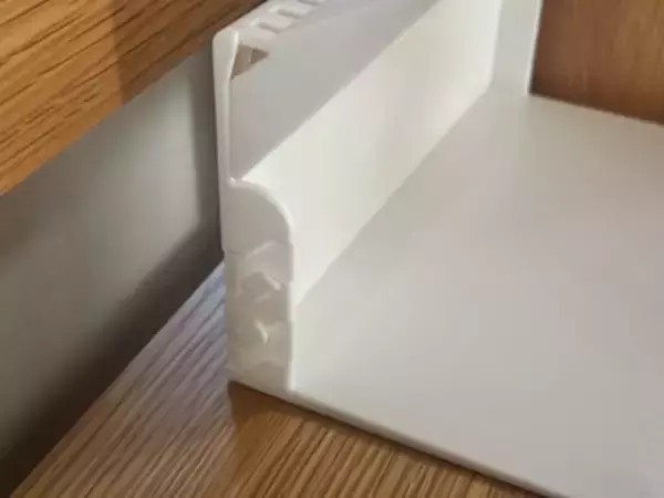 「「考えた人、天才！」ニトリの“ブックスタンド”が凄すぎた。1冊から使えて本棚のストレス解消！」の画像