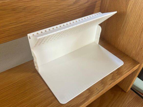 「考えた人、天才！」ニトリの“ブックスタンド”が凄すぎた。1冊から使えて本棚のストレス解消！