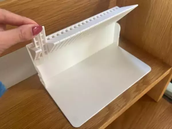 「「考えた人、天才！」ニトリの“ブックスタンド”が凄すぎた。1冊から使えて本棚のストレス解消！」の画像