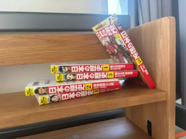 「「考えた人、天才！」ニトリの“ブックスタンド”が凄すぎた。1冊から使えて本棚のストレス解消！」の画像