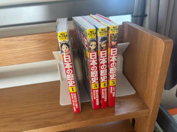 「考えた人、天才！」ニトリの“ブックスタンド”が凄すぎた。1冊から使えて本棚のストレス解消！