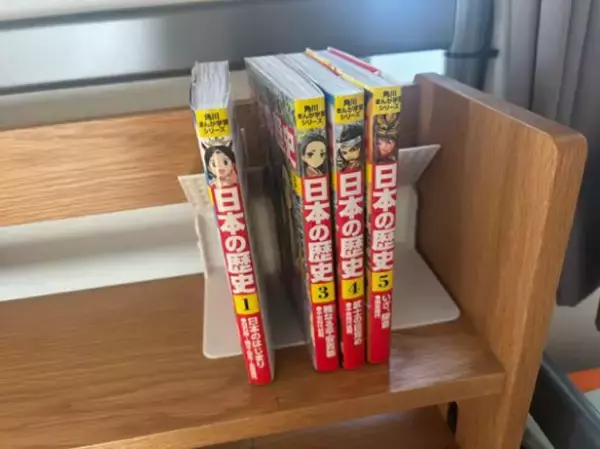 「「考えた人、天才！」ニトリの“ブックスタンド”が凄すぎた。1冊から使えて本棚のストレス解消！」の画像