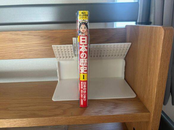 「考えた人、天才！」ニトリの“ブックスタンド”が凄すぎた。1冊から使えて本棚のストレス解消！