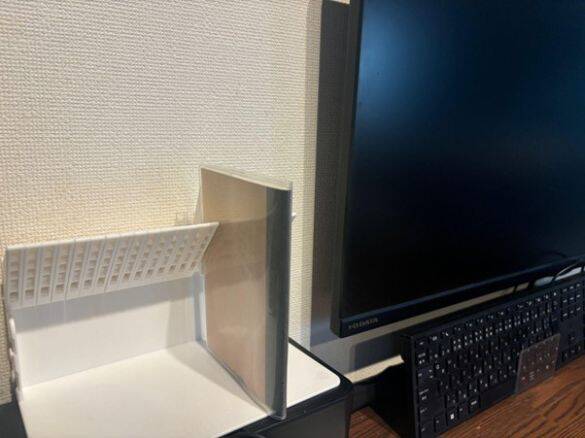 「考えた人、天才！」ニトリの“ブックスタンド”が凄すぎた。1冊から使えて本棚のストレス解消！