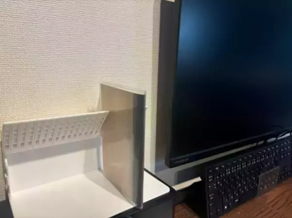 「「考えた人、天才！」ニトリの“ブックスタンド”が凄すぎた。1冊から使えて本棚のストレス解消！」の画像