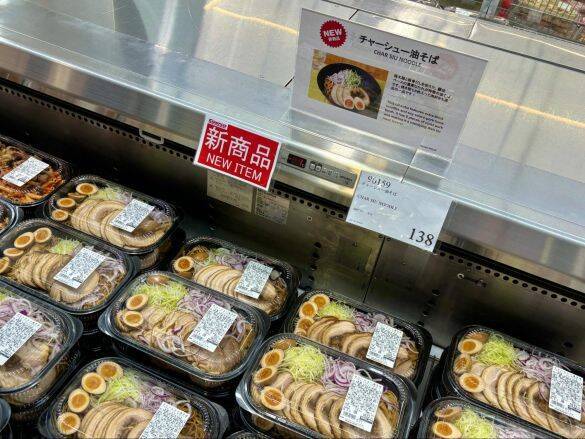 コストコ新作「1.2㎏油そば」の衝撃！麺が見えないほどのチャーシュー盛り…“背徳感MAX”なのに箸がすすむ理由