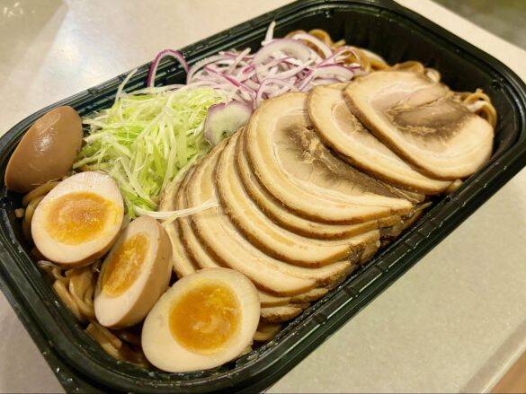 コストコ新作「1.2㎏油そば」の衝撃！麺が見えないほどのチャーシュー盛り…“背徳感MAX”なのに箸がすすむ理由