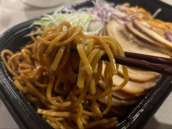コストコ新作「1.2㎏油そば」の衝撃！麺が見えないほどのチャーシュー盛り…“背徳感MAX”なのに箸がすすむ理由