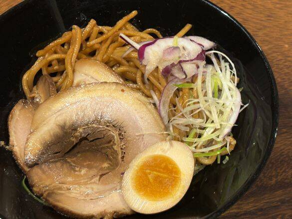 コストコ新作「1.2㎏油そば」の衝撃！麺が見えないほどのチャーシュー盛り…“背徳感MAX”なのに箸がすすむ理由