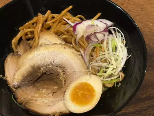 「コストコ新作「1.2㎏油そば」の衝撃！麺が見えないほどのチャーシュー盛り…“背徳感MAX”なのに箸がすすむ理由」の画像