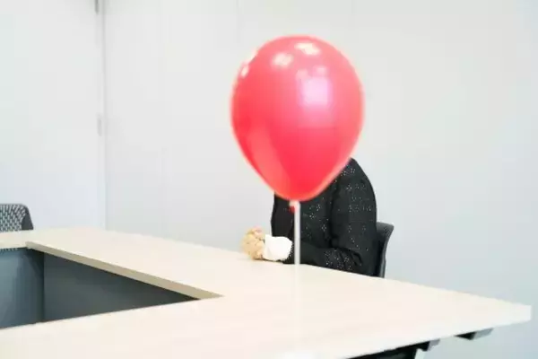 「「タイトルが卑猥」「男性器を笑いものに」ベストセラー覆面作家が語る“批判との向き合い方”と“執筆をつづける理由”」の画像