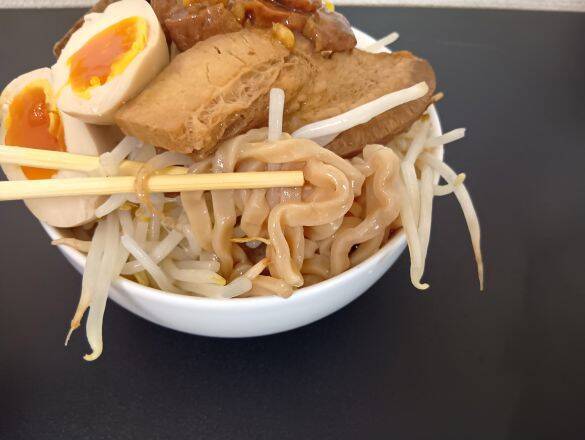 「年末のストレスが吹き飛んだ」“二郎系ラーメン”をコンビニ食材だけで作ってみたら…はみ出すほどの大盛りに、お腹も心も大満足