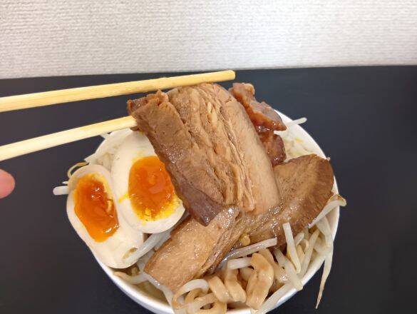 「年末のストレスが吹き飛んだ」“二郎系ラーメン”をコンビニ食材だけで作ってみたら…はみ出すほどの大盛りに、お腹も心も大満足