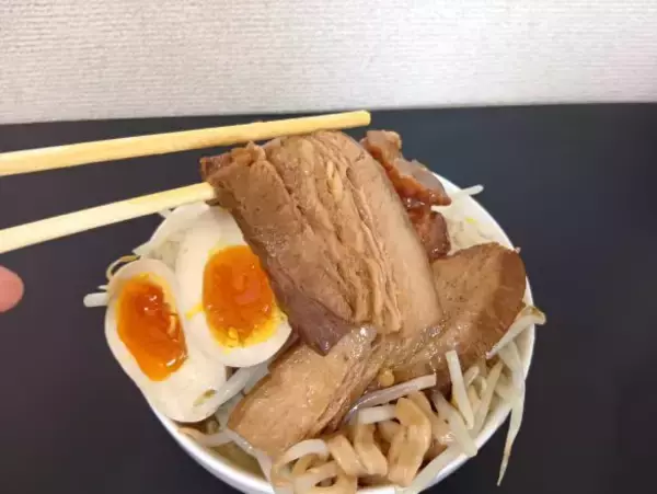 「「年末のストレスが吹き飛んだ」“二郎系ラーメン”をコンビニ食材だけで作ってみたら…はみ出すほどの大盛りに、お腹も心も大満足」の画像