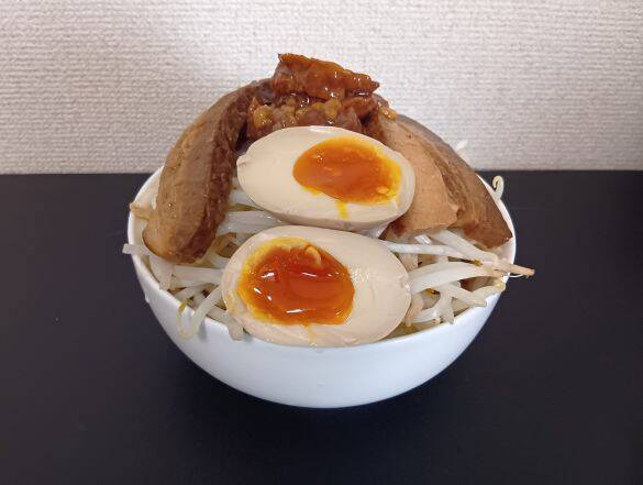 「年末のストレスが吹き飛んだ」“二郎系ラーメン”をコンビニ食材だけで作ってみたら…はみ出すほどの大盛りに、お腹も心も大満足