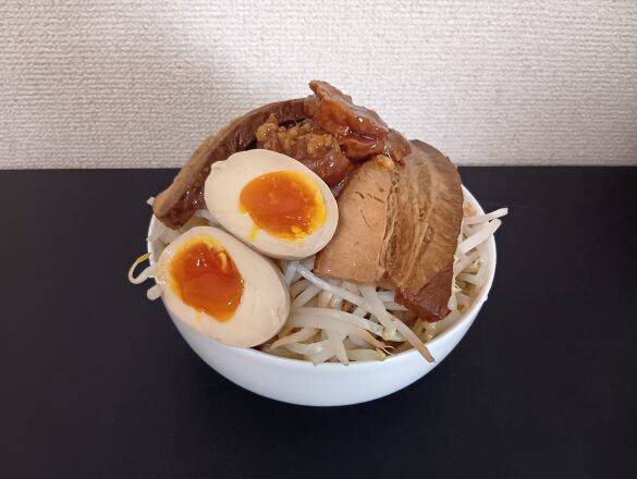 「年末のストレスが吹き飛んだ」“二郎系ラーメン”をコンビニ食材だけで作ってみたら…はみ出すほどの大盛りに、お腹も心も大満足