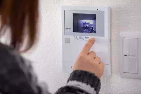 「29歳女性の自宅に来た“警察官を名乗る男”。「何かがおかしい」警察手帳を見せてと言ったら、態度が“急変”」の画像