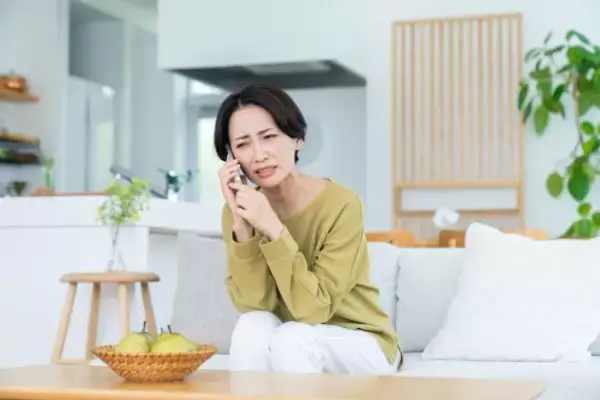 「29歳女性の自宅に来た“警察官を名乗る男”。「何かがおかしい」警察手帳を見せてと言ったら、態度が“急変”」の画像