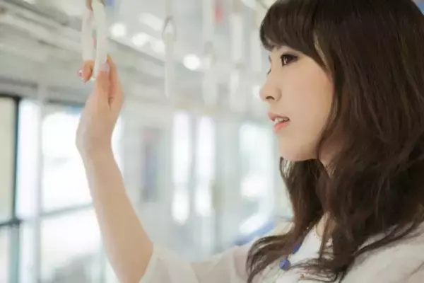 電車で騒ぐ酔っ払いを、派手な女性が注意。効果なしと思ったら…次の“ひと言”で静まり返った