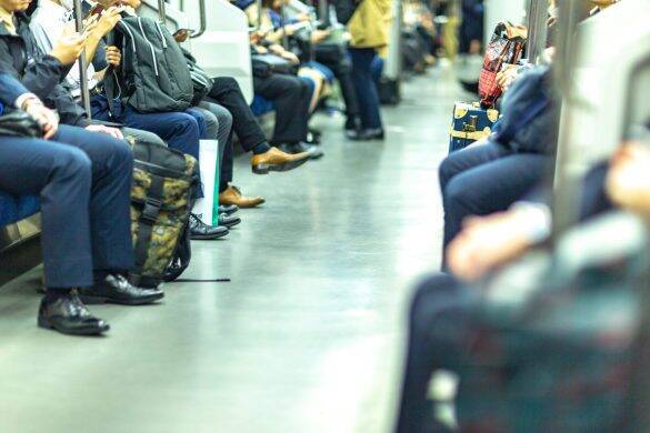 電車で騒ぐ酔っ払いを、派手な女性が注意。効果なしと思ったら…次の“ひと言”で静まり返った