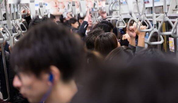 混雑する電車でメイクしていたら…他人の白シャツにマスカラがベチャッ！ 返ってきた“大人のひと言”にハッとした