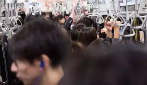 「混雑する電車でメイクしていたら…他人の白シャツにマスカラがベチャッ！ 返ってきた“大人のひと言”にハッとした」の画像
