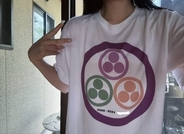 「おもろすぎるww」「ロックバンドなの？」親戚の一周忌でオリジナルTシャツが配られた本人を直撃