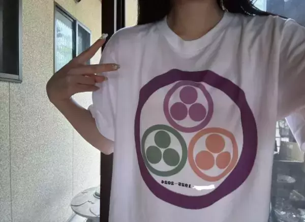 「おもろすぎるww」「ロックバンドなの？」親戚の一周忌でオリジナルTシャツが配られた本人を直撃