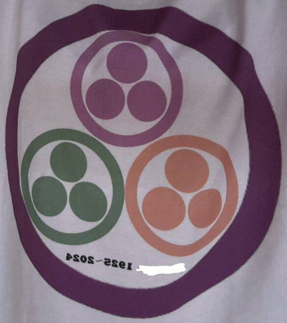 「おもろすぎるww」「ロックバンドなの？」親戚の一周忌でオリジナルTシャツが配られた本人を直撃