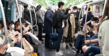 電車内で登山帰りの高齢女性2人組が“まさかの行為”。リュックを使って…／びっくり体験人気記事BEST